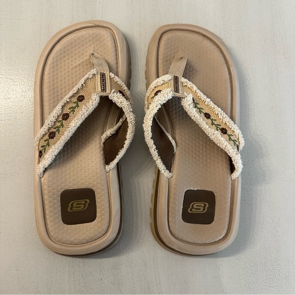 Skechers Women’s Tan & Cream Slip On Split Toe Embroidered Fringe Strap GUC - Picture 2 of 11